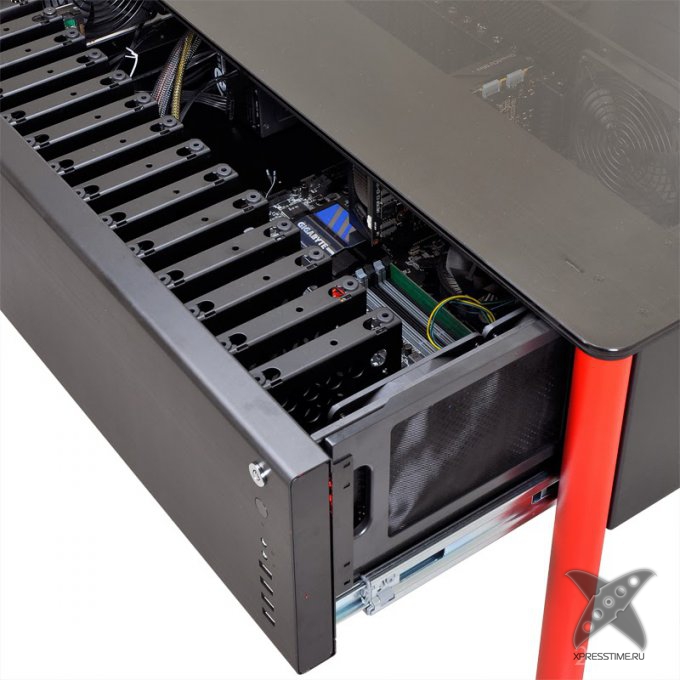 Компьютерный стол с системным блоком