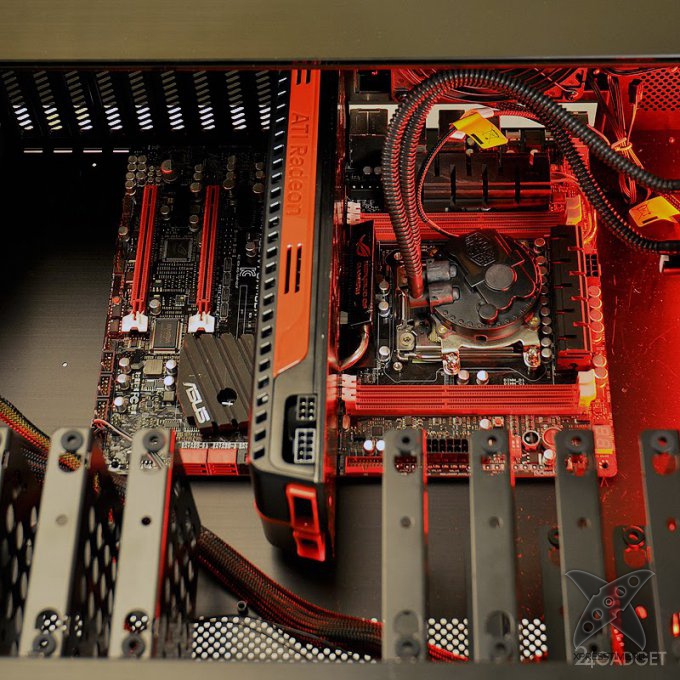 Компьютерный стол с системным блоком