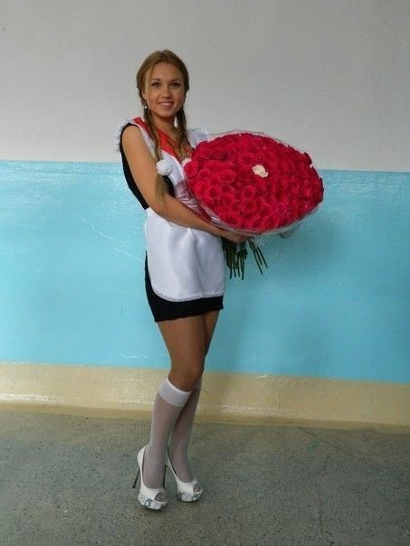 Выпускницы в школьной форме-1