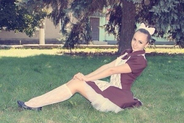 Выпускницы в школьной форме-10