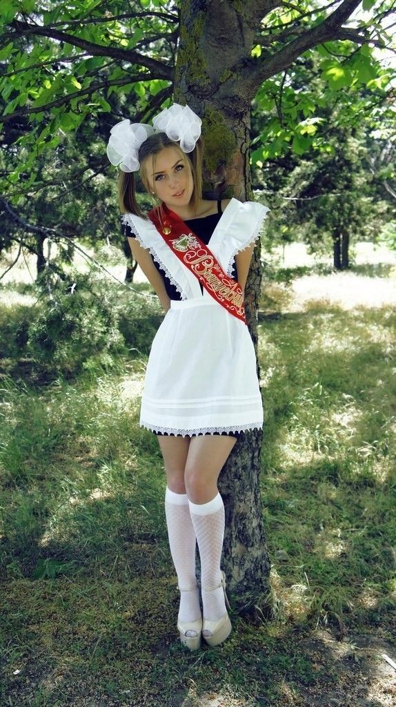 Выпускницы в школьной форме-13