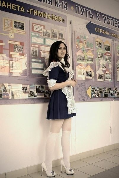Выпускницы в школьной форме-6