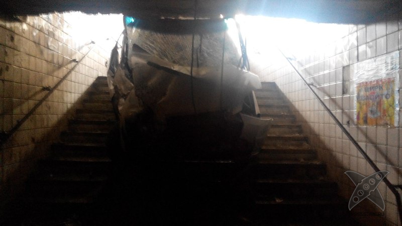 В Кургане Chevrolet въехал в подземный переход