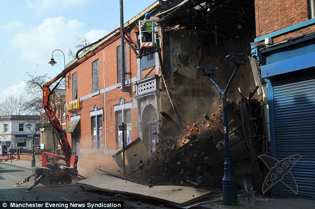 Инженер случайно обрушил старинное здание