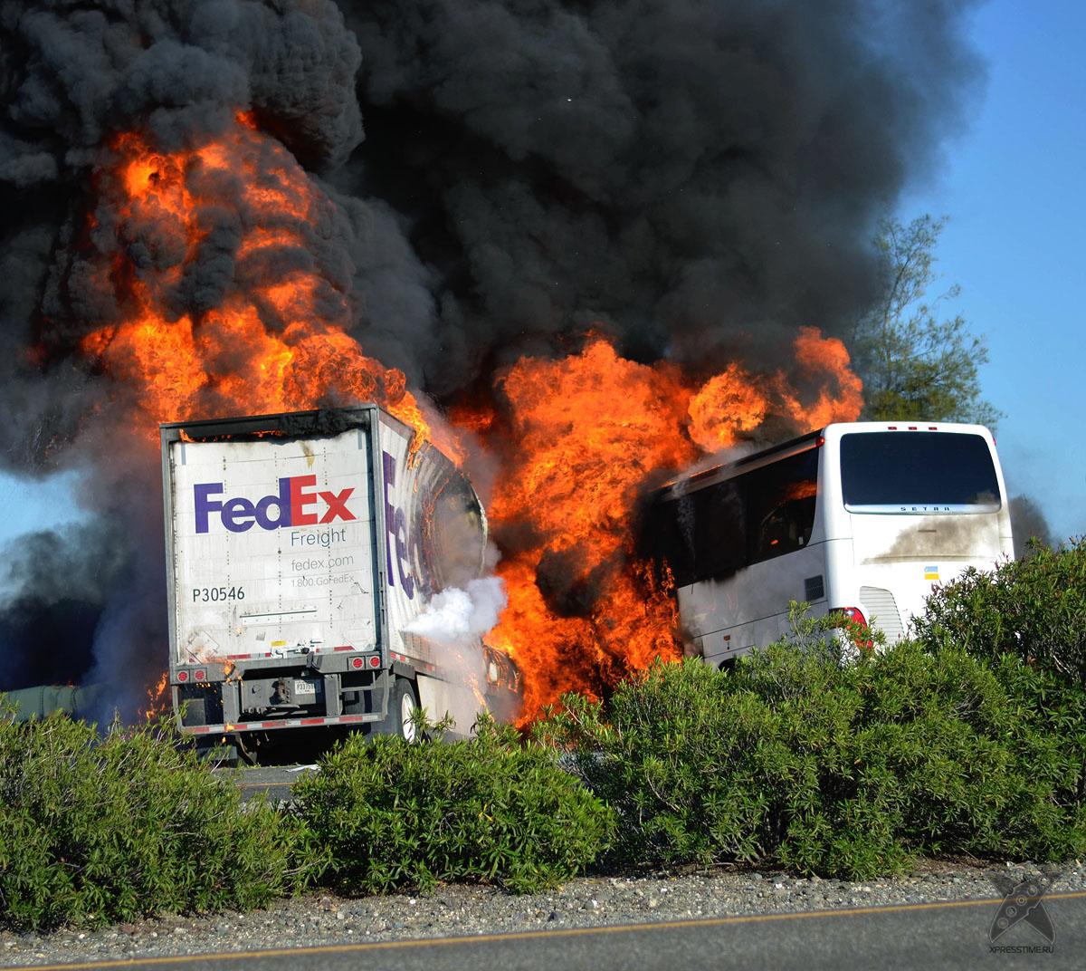 Огненное ДТП со школьным автобусом в Калифорнии
