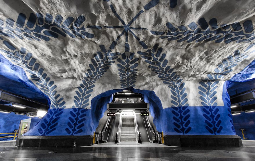 Самые красивые в мире станции метро-27