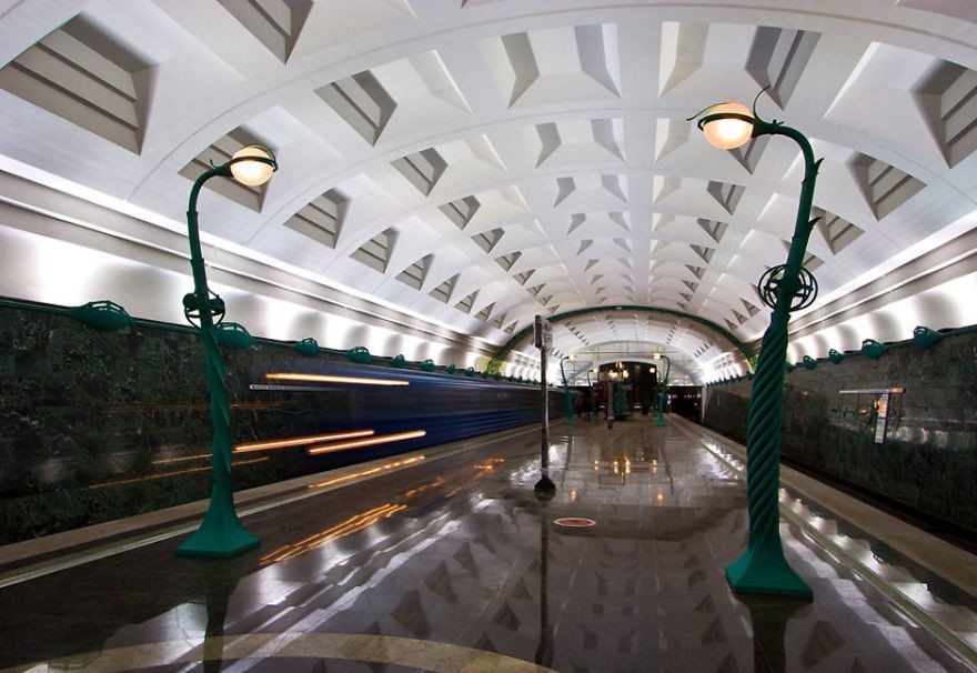 Самые красивые в мире станции метро-33