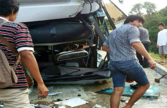 В Тайланде перевернулся автобус с туристами-3