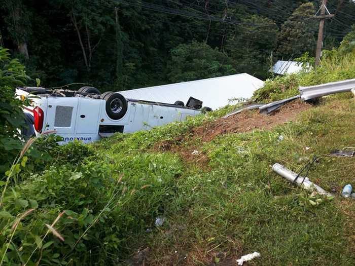 В Тайланде перевернулся автобус с туристами-4