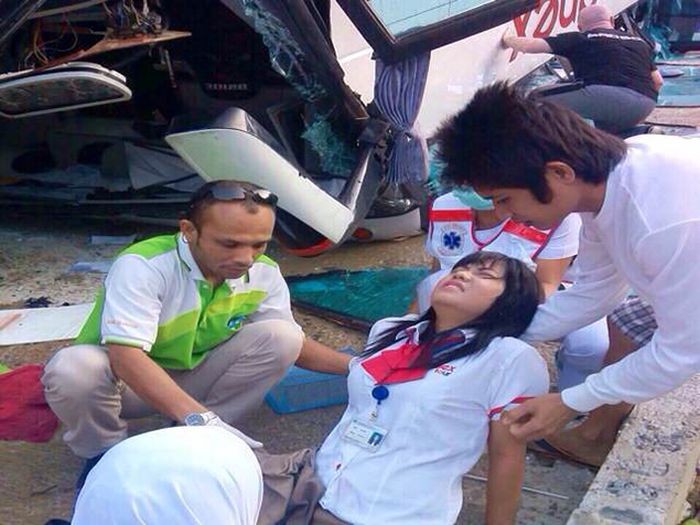 В Тайланде перевернулся автобус с туристами-6