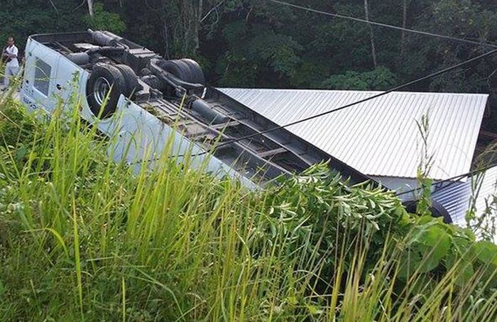 В Тайланде перевернулся автобус с туристами-8