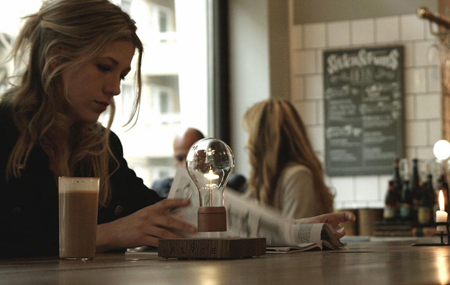 Парящая в воздухе лампочка-1