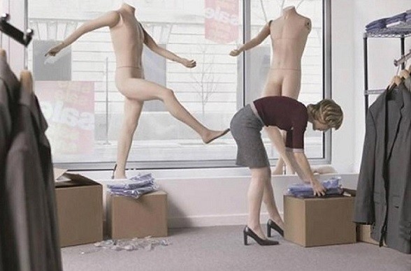 Когда продавцу одежды становится скучно-1