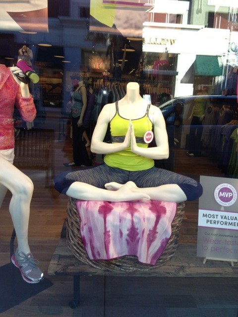 Когда продавцу одежды становится скучно-11