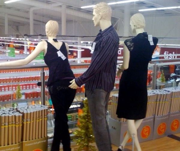 Когда продавцу одежды становится скучно-13