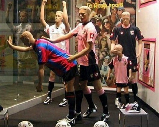 Когда продавцу одежды становится скучно-14