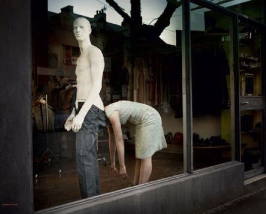 Когда продавцу одежды становится скучно-18