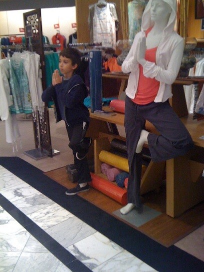 Когда продавцу одежды становится скучно-19