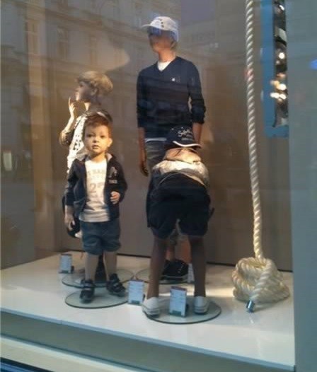 Когда продавцу одежды становится скучно-20