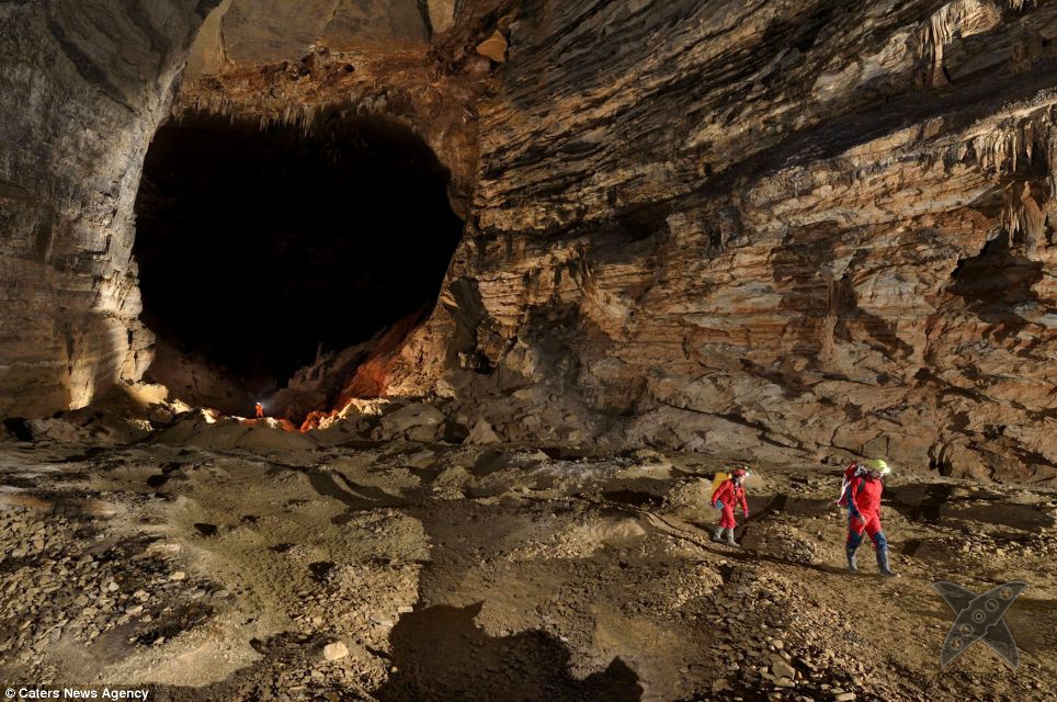 Огромная пещера в Китае