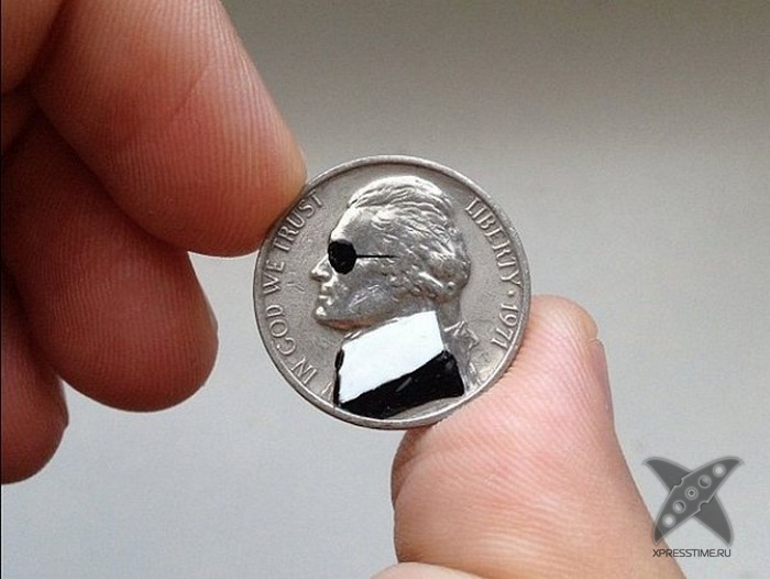 Рисунки различных персонажей на монетах