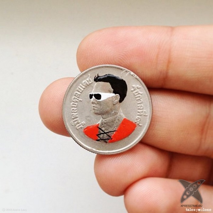 Рисунки различных персонажей на монетах