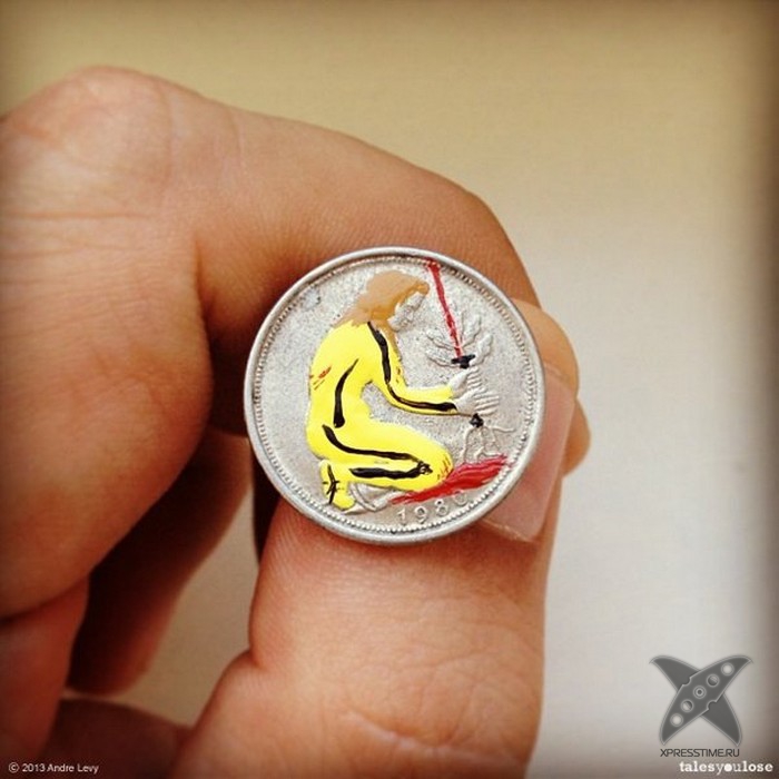 Рисунки различных персонажей на монетах