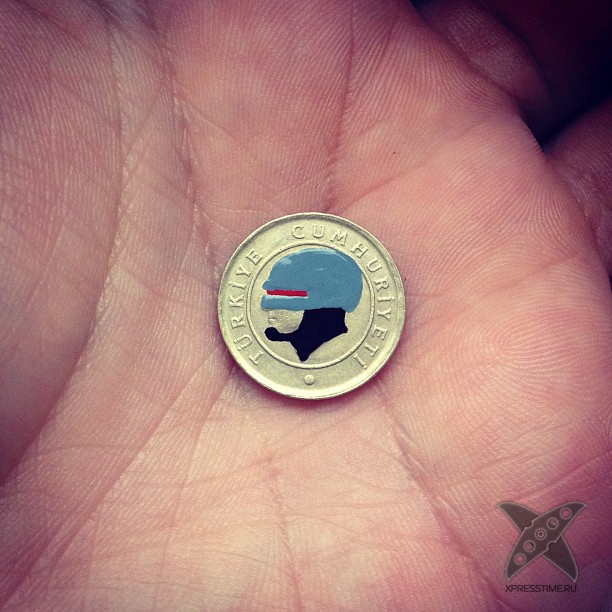 Рисунки различных персонажей на монетах