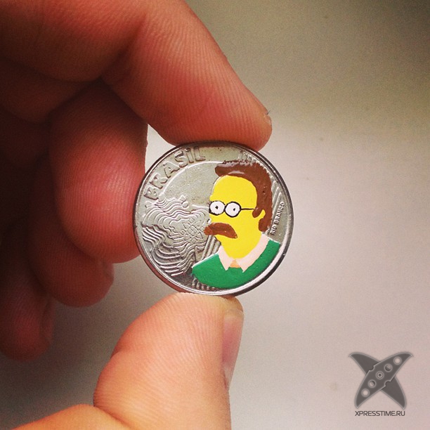 Рисунки различных персонажей на монетах