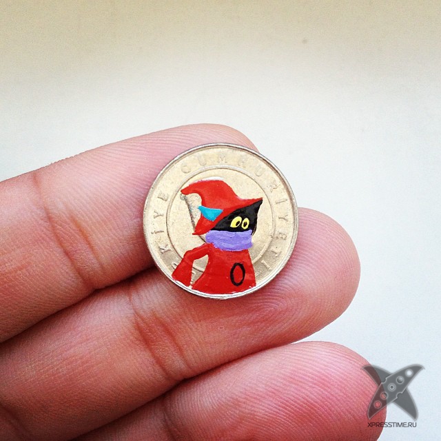 Рисунки различных персонажей на монетах