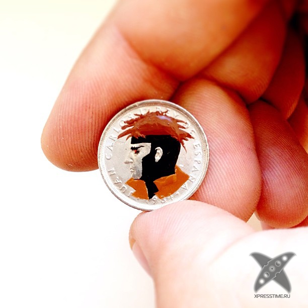 Рисунки различных персонажей на монетах