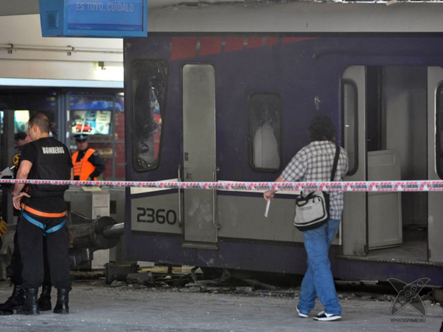 Поезд протаранил вокзал