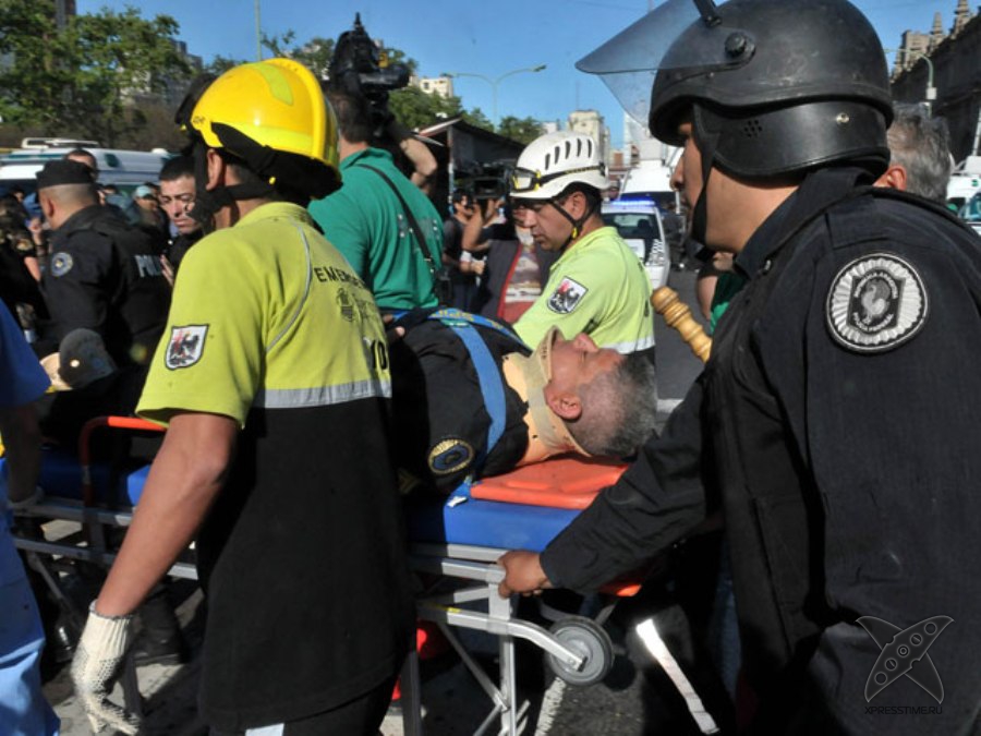 Поезд протаранил вокзал