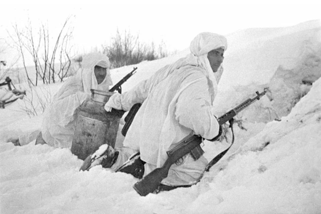 Советский солдат зимой. Маскхалат РККА зимний. Бойцы РККА В зимних маскхалатах. Белый маскхалат РККА 1941. Снайпер РККА зима 1942.