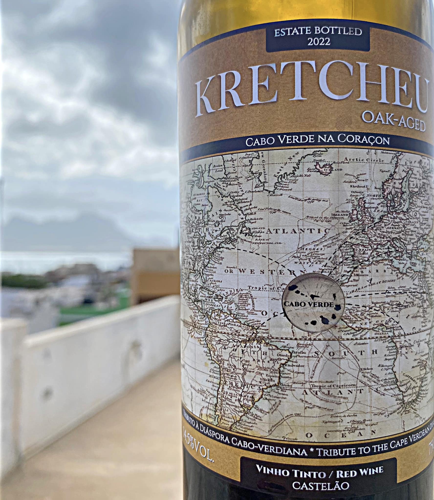 Kretcheu в переводе с креольского означает "щемящее чувство тоски по прекрасной, но далёкой Родине, смешанное с тихой радостью от осознания того, что смог из этой Родины выбраться и устроиться на новом месте".