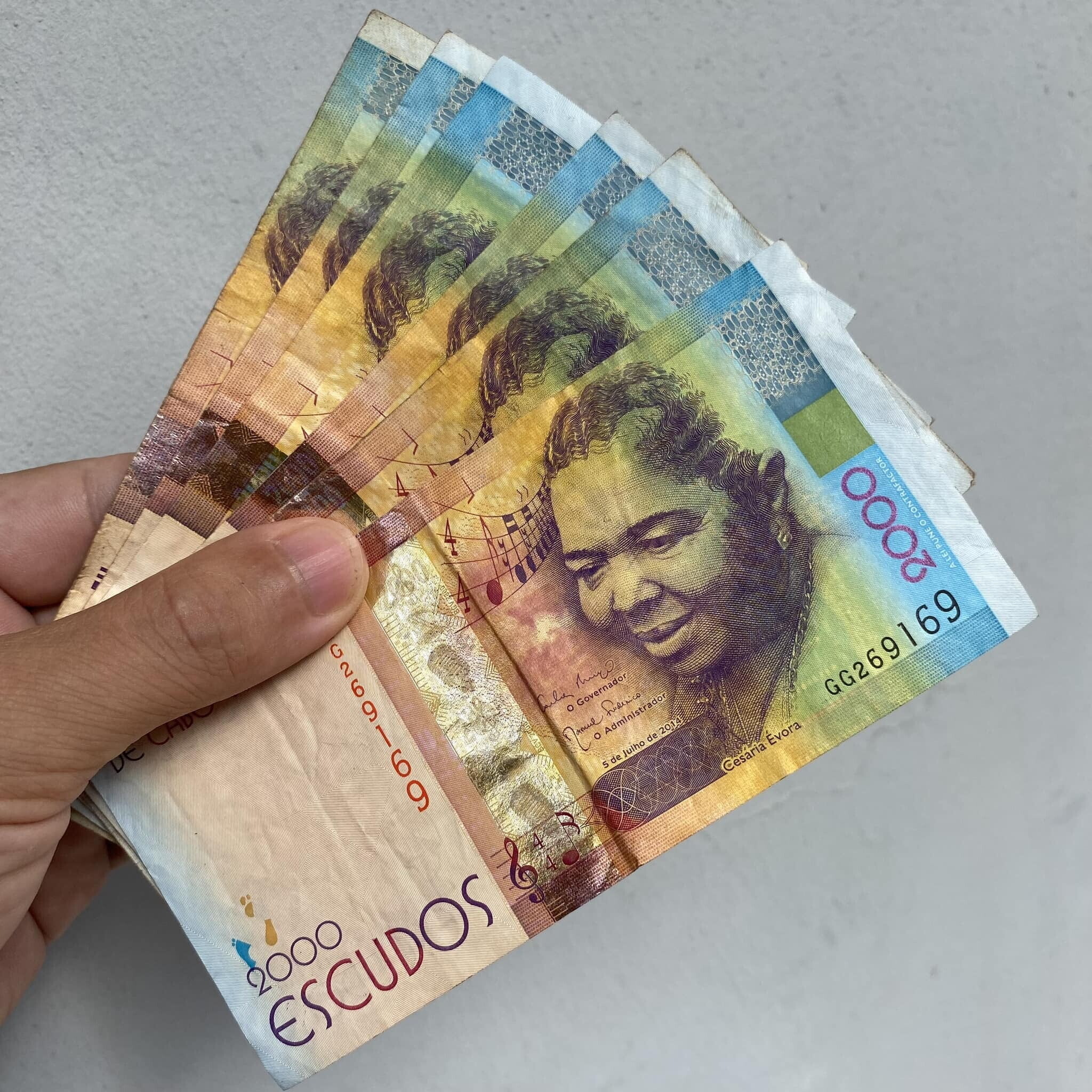 Национальная валюта - эскудо - с 2019 года жестко привязана к евро.