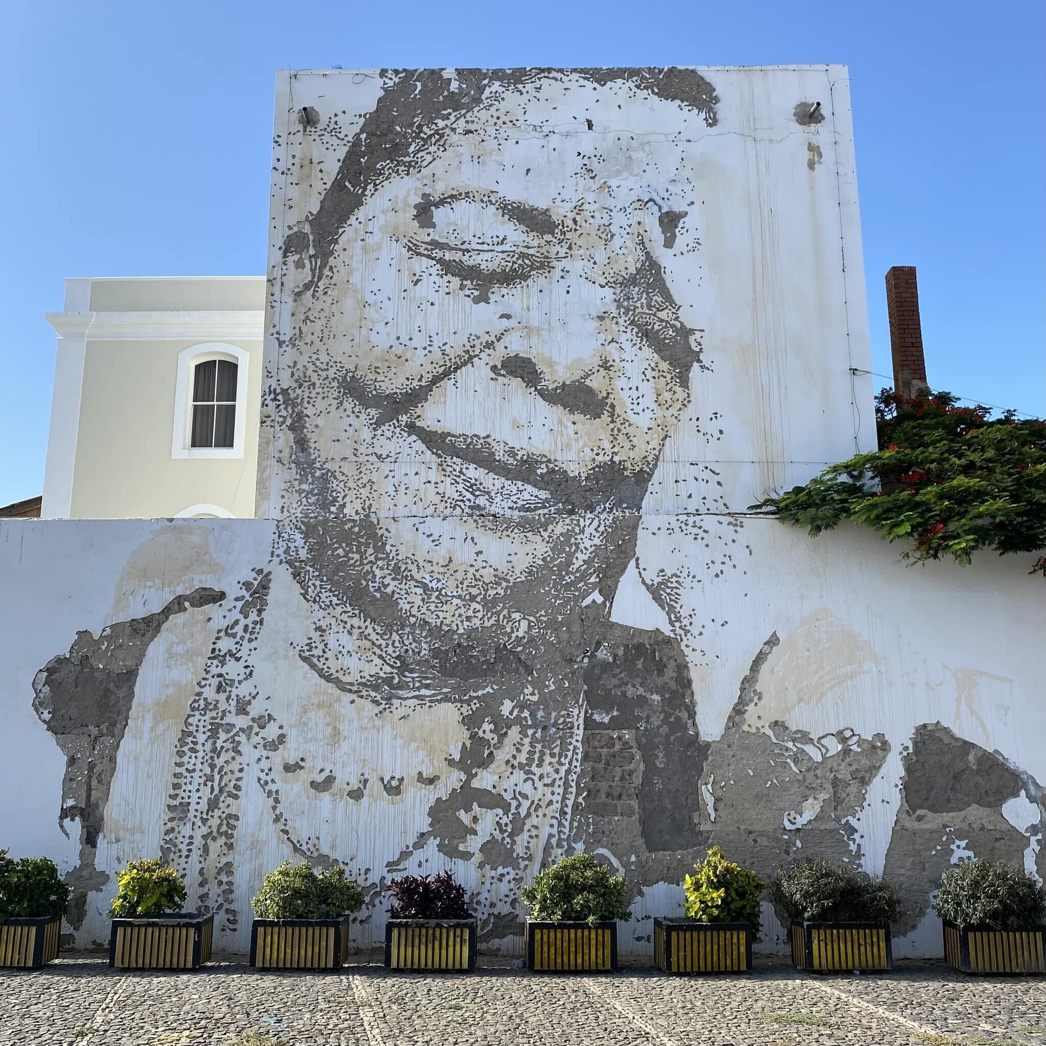 Сезария Эвора для креолов - это примерно как Юрий Гагарин для россиян. Который, впрочем, миллионов не заработал и пожертвовать ему было нечем.