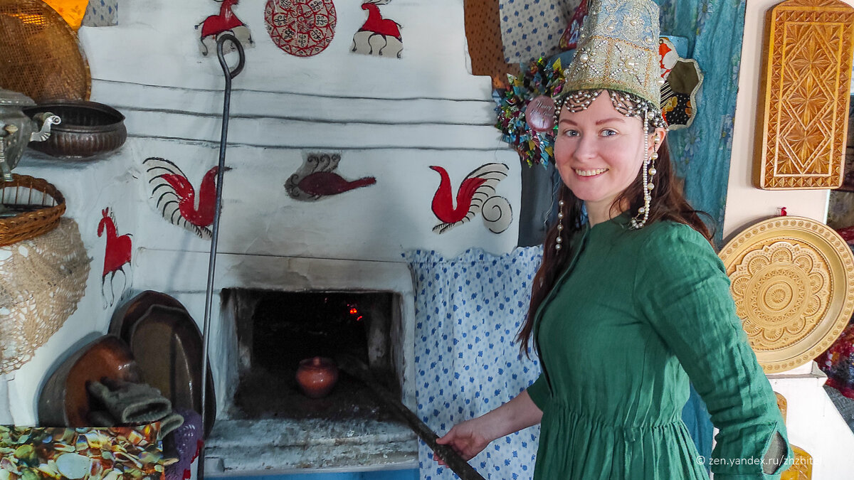 Участница нашей экспедиции Ира у русской печи