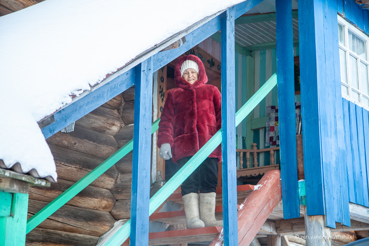 Хозяйка Нина Николаевна на лестнице, ведущей в дом