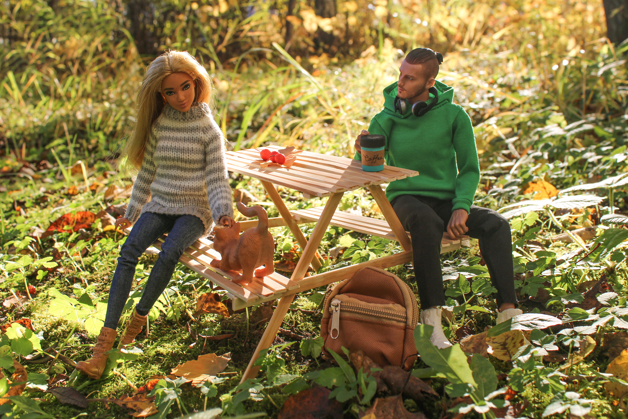 Столик сделала сама. Фоткала не на тапок.