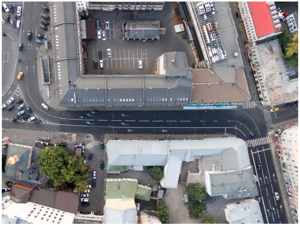 Под всем внутренним двором (на фото парковка)  там подвальный этаж, домик в середине парковки - световой фонарь (полностью остеклённое сооружение).