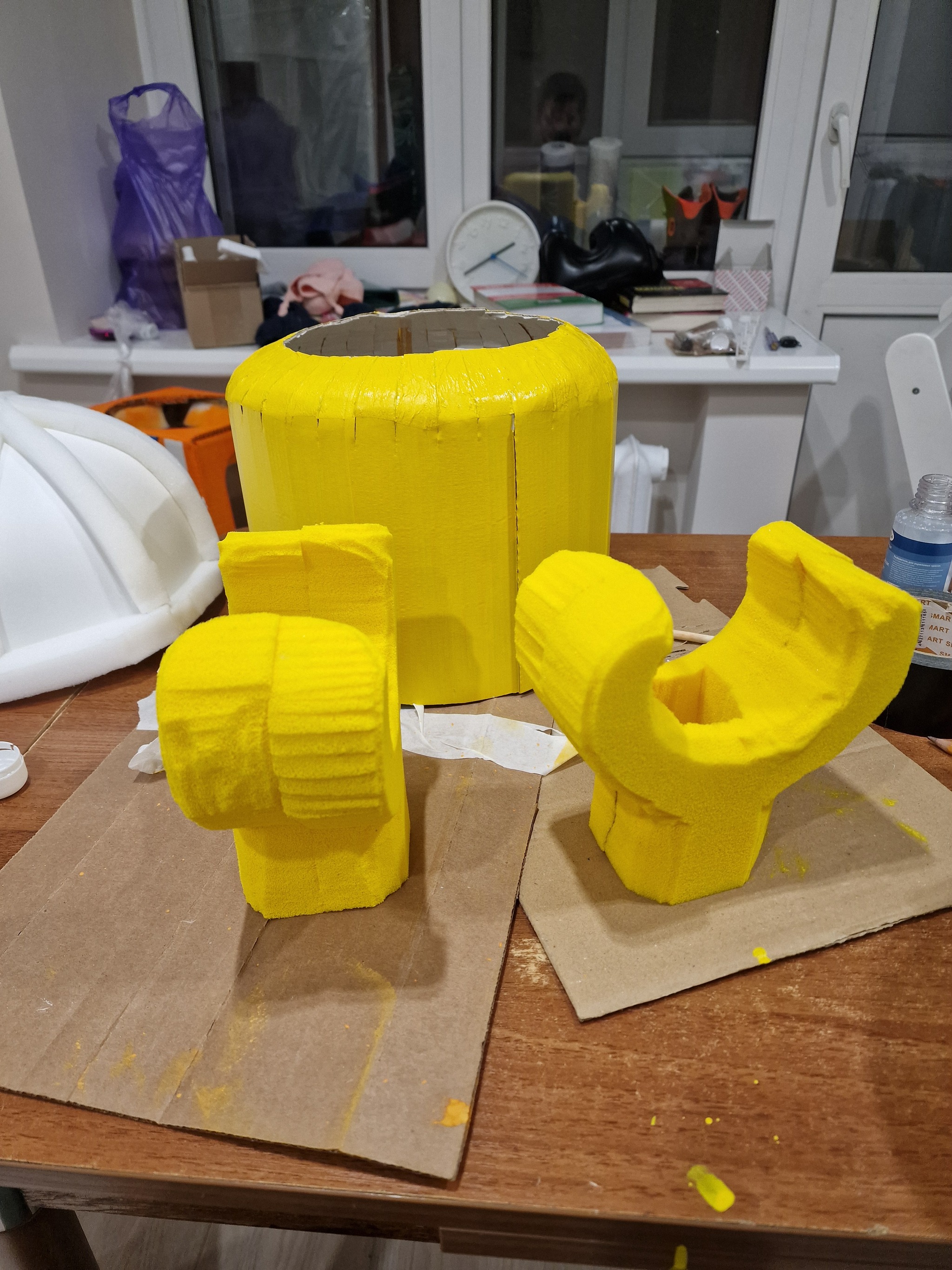 Голову красил акриловой краской. А кисти рук просто погрузил в остатки разбавленной краски, выжал и высушил. Так поролон красить проще и получается равномерно