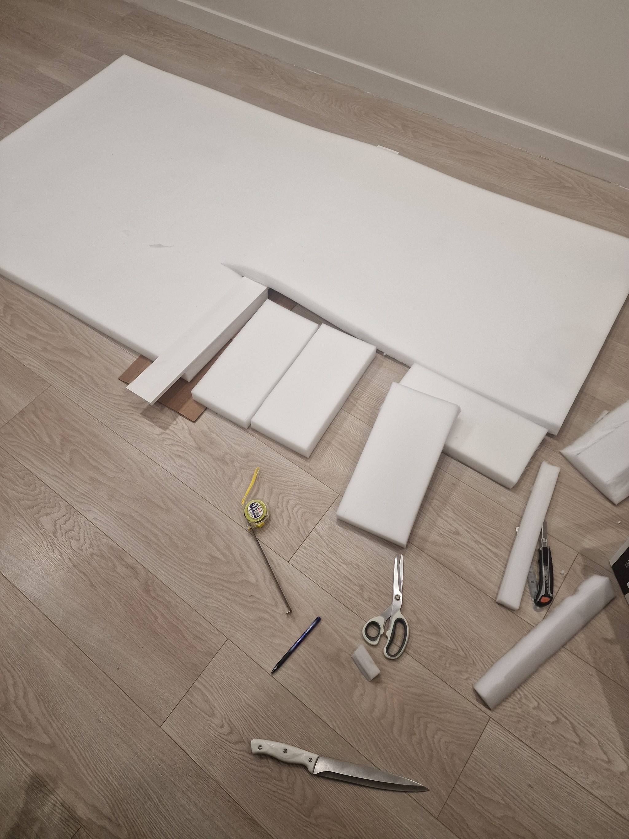 Ноги делал из поролона толщиной 40мм