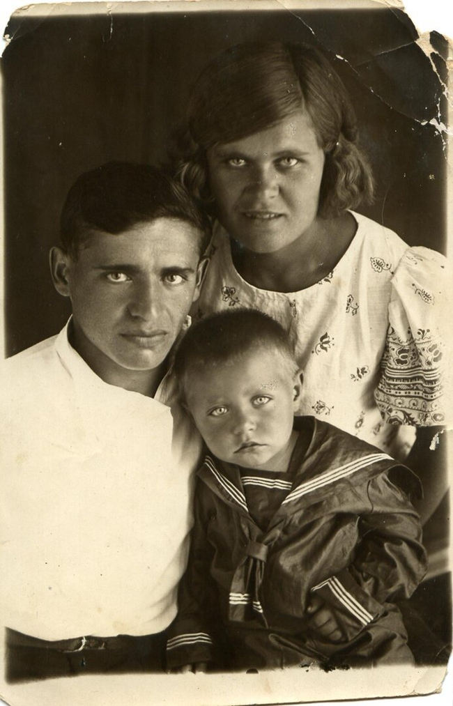 Ю. Л. Харитонский с семьей.