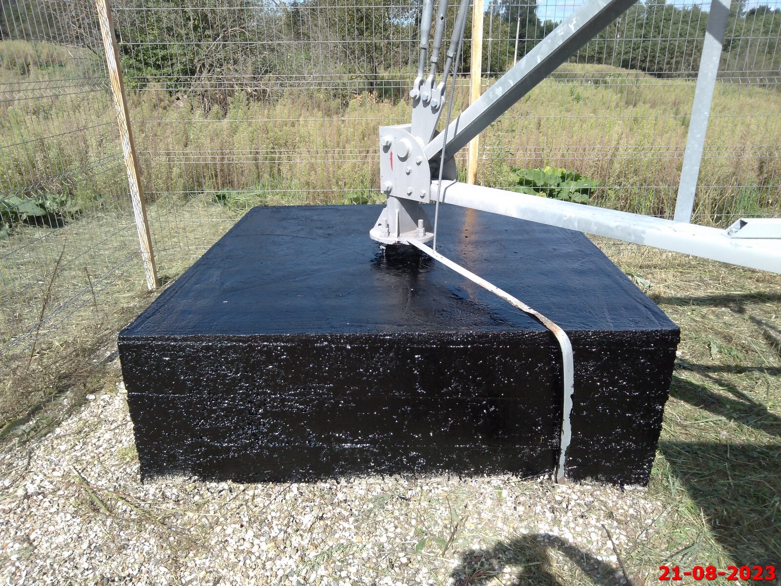 Стало - черненько. Мастика на битумной основе - вещь. Отстирывается только плохо.