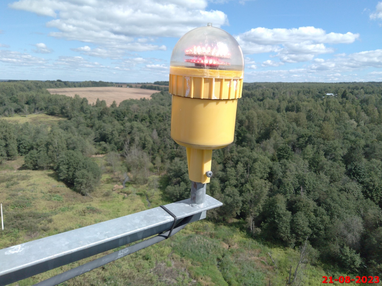 Собственно - СОМ. Та самая красная лампочка, что горит в ночи на высотках. Чтоб вертолет не ёбнулся об эту хреновину. 40м. все-таки.
