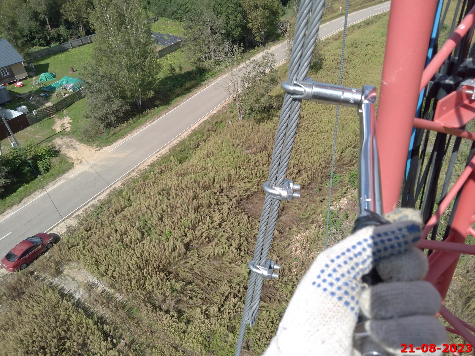 Гаечки протягиваем, всё по правилам - динамометрический ключ и определенный момент на каждый ярус оттяжек.