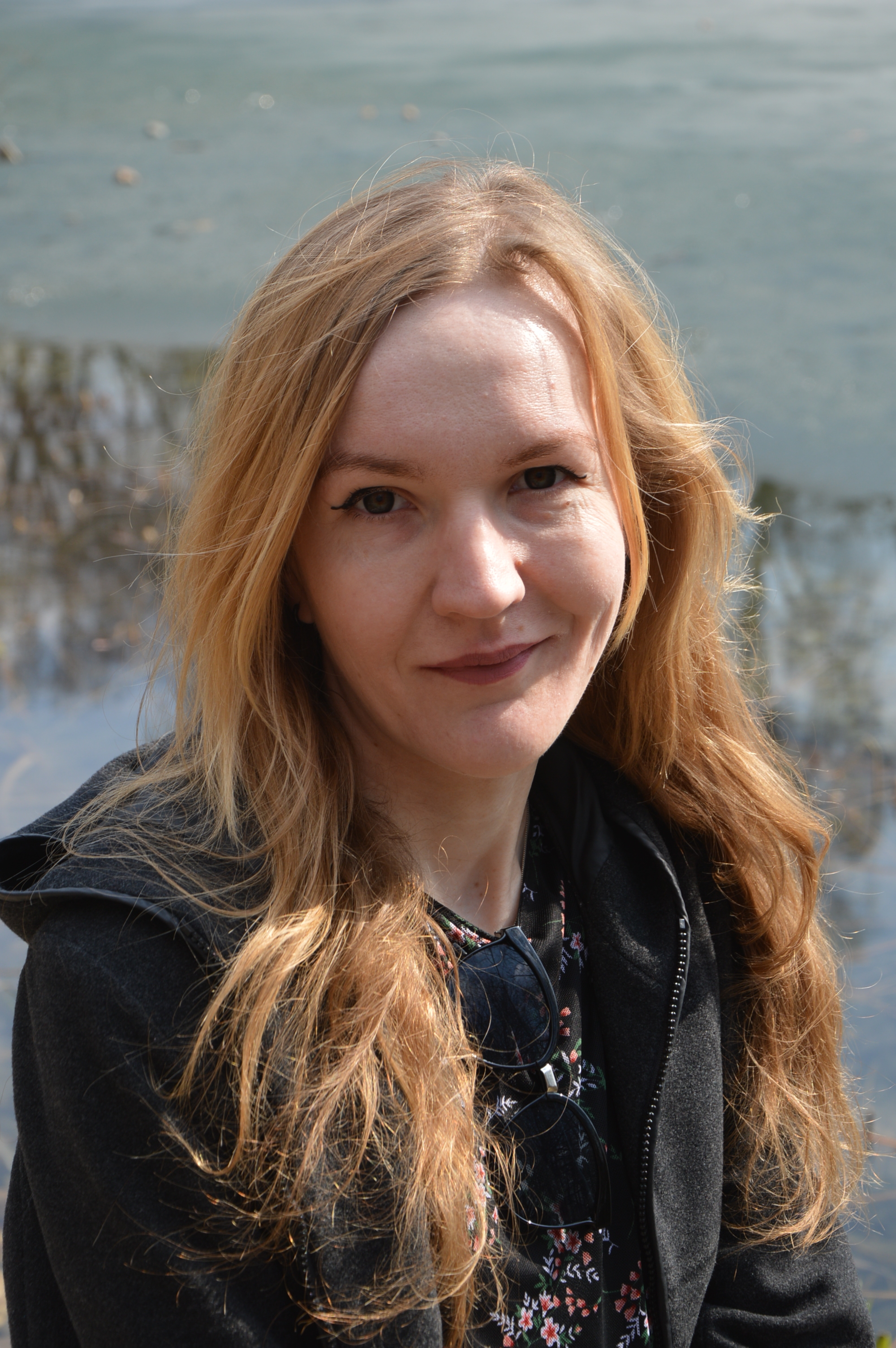 Тут есть косметика и линзы - прихорошилась, как могла)