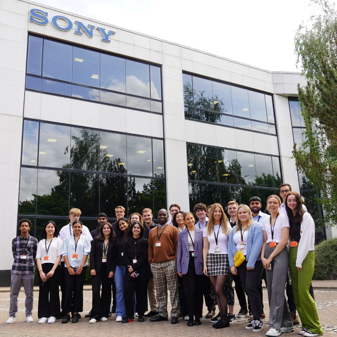 Справа от афроамериканца ето я