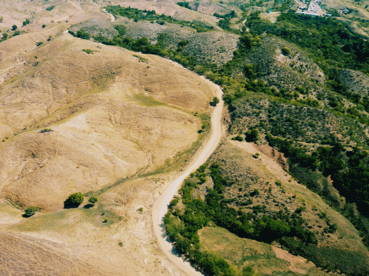 Граница Доминиканы и Гаити. Угадаете, где кто?